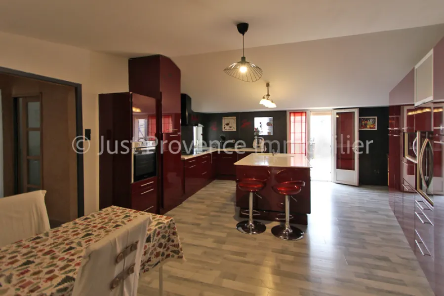 Single-storey villa in Caromb, 5 rooms, 140 m2 with swimming pool
