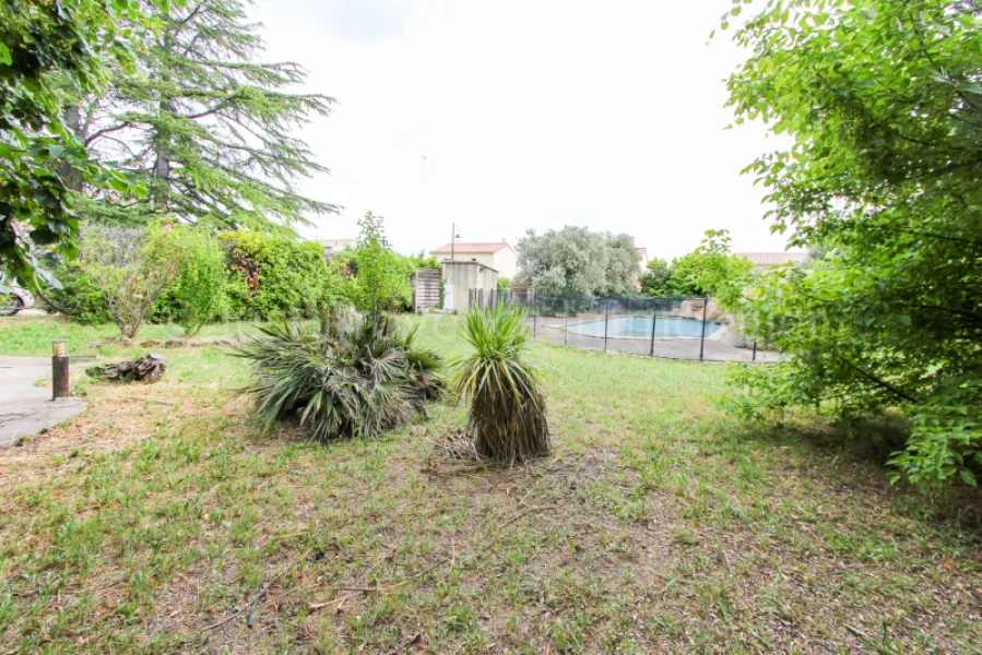 Building plot in Caromb of approximately 621 m2 with swimming pool.