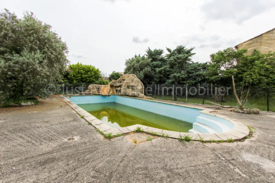 Building plot in Caromb of approximately 621 m2 with swimming pool.