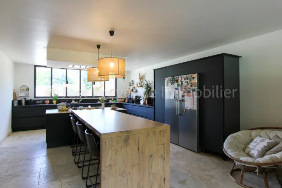 Mas provençal en pierre à Carpentras 9 pièces d'environ 233.40 m2 avec piscine.