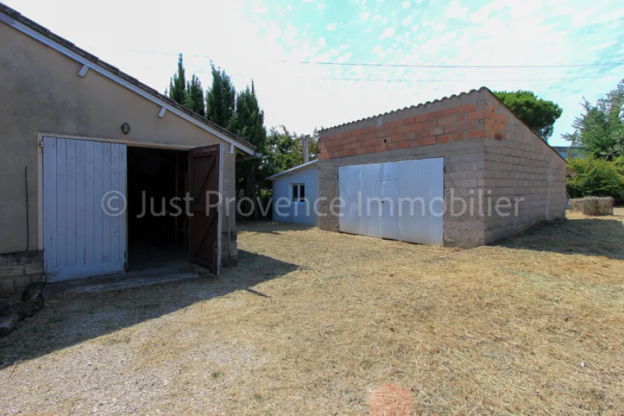 House in Bedoin, 4 rooms, 100 m2 with garage and outbuilding