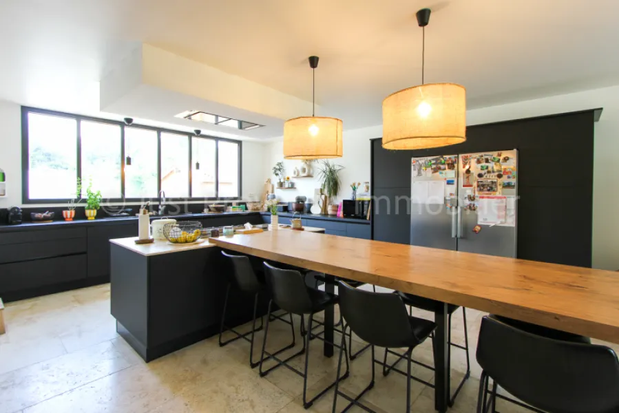 Mas provençal en pierre à Carpentras 9 pièces d'environ 233.40 m2 avec piscine.